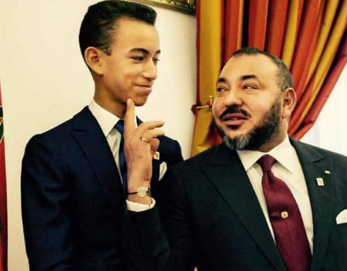 صورة جديدة للملك محمد السادس يعانق ولي العهد الأمير مولاي الحسن تلهب الفيسبوك