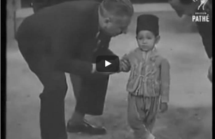 فيديو نادر جدا...شاهد الراحل الحسن الثاني وهو يغني...هذا الفيديو يعود لسنة 1932
