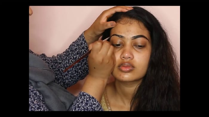 من عجائب المكياج...عروس هندية تتحول إلى حسناء فائقة الجمال بعد تجهيزها (فيديو)