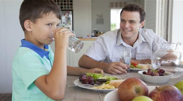 طفلك لا يحب شرب الماء...اليك هذه الطرق الذكية لتنقذي صحته و تدفعيه الى شربه