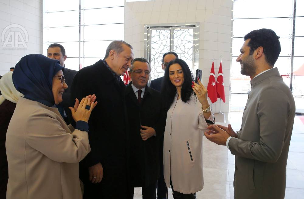 بالصور...الرئيس التركي يهدي ايمان الباني و مراد يلدريم هدية ثمينة