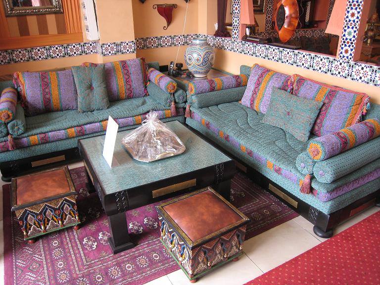 صالونات مغربية راقية بأثواب بسيطة و ألوان هادئة