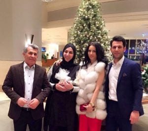 إطلالة جذابة للمغربية إيمان الباني و زوجها مراد ووالديه بجانب شجرة رأس السنة