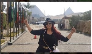 سعيدة شرف في قمة الدلال بملابس عصرية سوداء أمام الأهرامات بالقاهرة..صورة