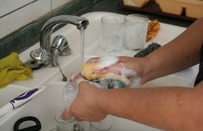ها كيفاش تغسلي الماعن بلا ما يبردو ليك يديك فهاد البرد