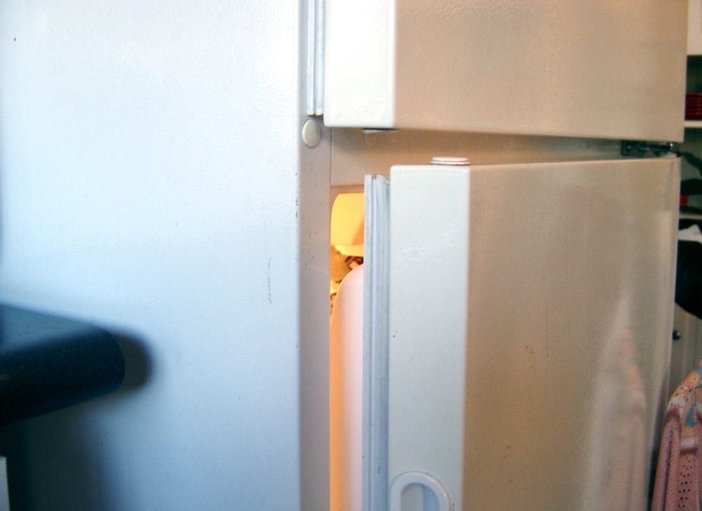 تواجهين مشكلا مع باب الثلاجة؟؟لا يغلق جيدا و يسرب الهواء؟؟اليك هذه الحلول الذكية