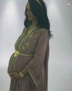 جلسة تصويرية لمجلة عربية لايمان الباني بالقفطان و هي حامل