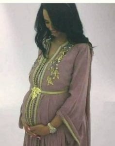 جلسة تصويرية لمجلة عربية لايمان الباني بالقفطان و هي حامل