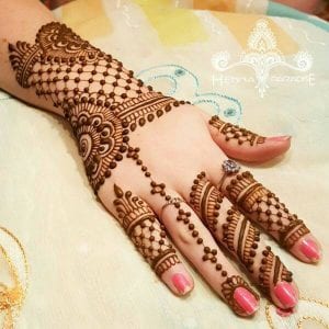 تشكيلة من النقوش للعروس المغربية