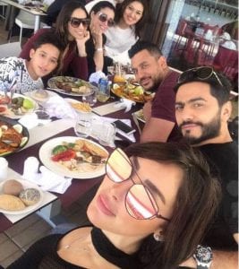 تامر حسني وزوجته بسمة يستمتعان بوقتهم بأحد المطاعم بمدينة سلا ..صور