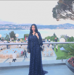 لبسة تقليدية أنيقة للجميلة إيمان الباني من تصميم بسمة بوسيل خلال حضورها إفطار رئاسي بتركيا