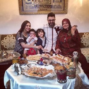بالفيديو و الصور...هكذا يقضي الفنان المغربي أحمد شوقي عيد الفطر رفقة زوجته و ابنه و والدته