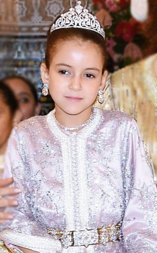 أميرة القصر الملكي الصغيرة لالة خديجة في أروع اطلالاتها بالقفطان المغربي