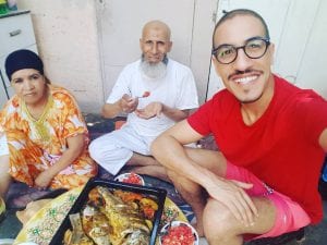 بعيدا عن التصنع و بكل عفوية...الكوميدي يسار مع والديه البسيطين على مائدة الغذاء بعيدا عن التصنع و بكل عفوية...الكوميدي يسار مع والديه البسيطين على مائدة الغذاء