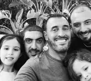صورة جديدة للجد الوسيم كاظم الساهر مع أولاده وأحفاده....ما شاء الله!!