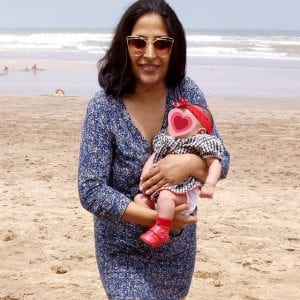 هكذا ردت أحلام شرف الدين على تعليقات صورتها بدون حجاب على رفقة ابنتها على الشاطئ!!