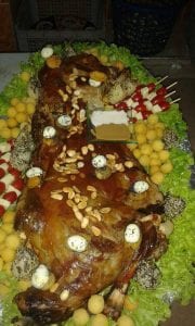 تقديم راقي للسلطة واللحم في عرس مغربي