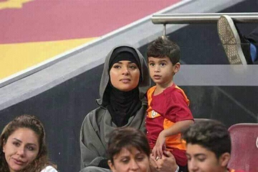 بالصور..شاهد لأول مرة زوجة اللاعب المغربي يونس بلهندة التي خطفت أنظار الصحافة التركية..ما شاء الله
