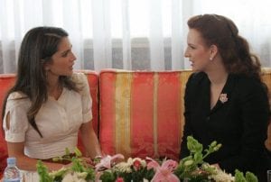 بالصور والفيديو: هذه أروع الإطلالات التي جمعت الأميرة لالة سلمى بالملكة رانيا..أناقة دايزها الكلام!!