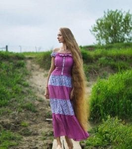 بالصور : امرأة روسية لم تقص شعرها منذ 14 عاماً.. شاهد كيف يبدو الآن!