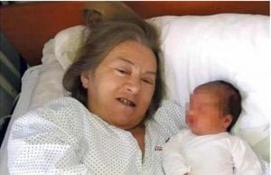 امرأة في الـ60 من عمرها تنجب طفلة ثم يتركها زوجها لسبب غير متوقع.. صور