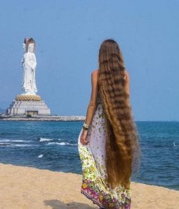 بالصور : امرأة روسية لم تقص شعرها منذ 14 عاماً.. شاهد كيف يبدو الآن!