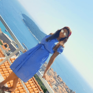 بالصور : الإعلامية المغربية مريم سعيد تتألق بجاذبية في آخر إطلالاتها الصيفية!!