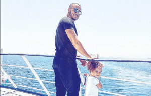 بالصور : هكذا يقضي الإعلامي هشام مسرار عطلته الصيفية رفقة زوجته  وابنته في البرتغال !!