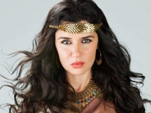 بالصور : نخبة من النجمات خلعن الحجاب للعودة إلى الأضواء والشهرة !!!