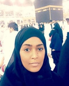 بالصور : النجمات العربيات في الحرم المكي بالحجاب وبدون مكياج !!