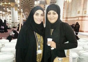 بالصور : النجمات العربيات في الحرم المكي بالحجاب وبدون مكياج !!