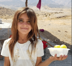 طفلة عراقية تشعل مواقع التواصل الاجتماعي بجمال عينيها: لن تصدقوا مهنتها!