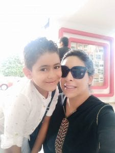 بالصورة نجاة الرجوي ترافق ابنها الوحيد في اول ايام الدخول المدرسي وهذا ماقالته له!!