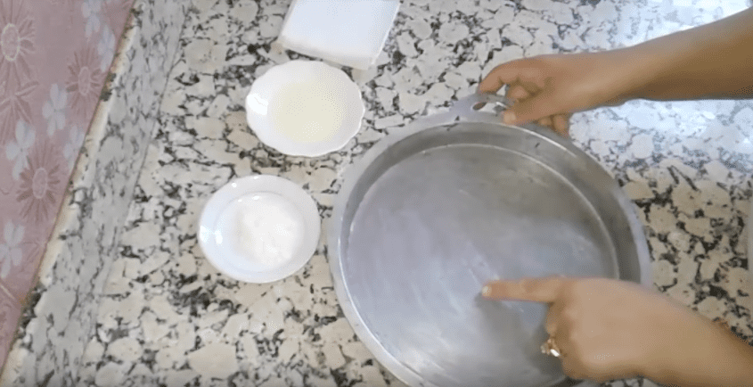 طريقة ورق المطبخ و الزيت لحل مشكل التصاق الطعام في المقلاة