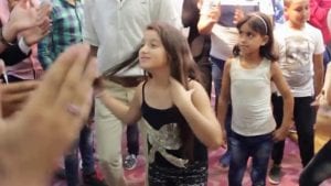 طفلة تخطف الأنظار من العروسة وتشعل الفرح برقصها على المسرح!!!