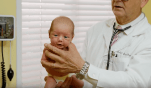 طبيب أطفال يبتكر طريقة هاااااائلة لحمل الرضع وجعلهم يتوقفون عن البكاء !!