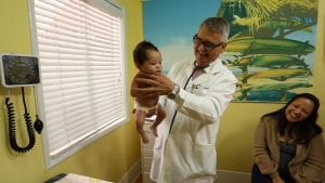طبيب أطفال يبتكر طريقة هاااااائلة لحمل الرضع وجعلهم يتوقفون عن البكاء !!