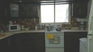 هكذا حولت مطبخي من اللون الوردي الى اللون البني...قبل و بعد التجديد بالصور