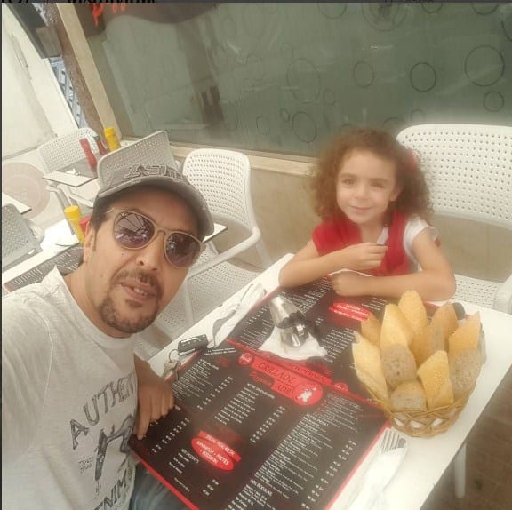 صور الممثل المغربي سعيد باي رفقة ابنائه و زوجته