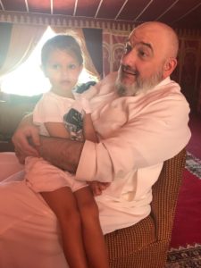 عفويته وبساطته يحبها المغاربة صور الأمير مولاي اسماعيل مع أبنائه وزوجته الألمانية