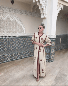 زوجة المنتج العالمي « ريدوان » تشعل الانستغرام بإطلالة تقليدية فاخرة زوجة المنتج العالمي « ريدوان » تشعل الانستغرام بإطلالة تقليدية فاخرة