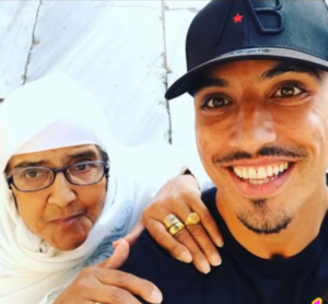 لاعبوا المنتخب المغربي رفقة أمهاتهم ... وراء كل لاعب كبير امراة لاعبوا المنتخب المغربي رفقة أمهاتهم ... وراء كل لاعب كبير امراة