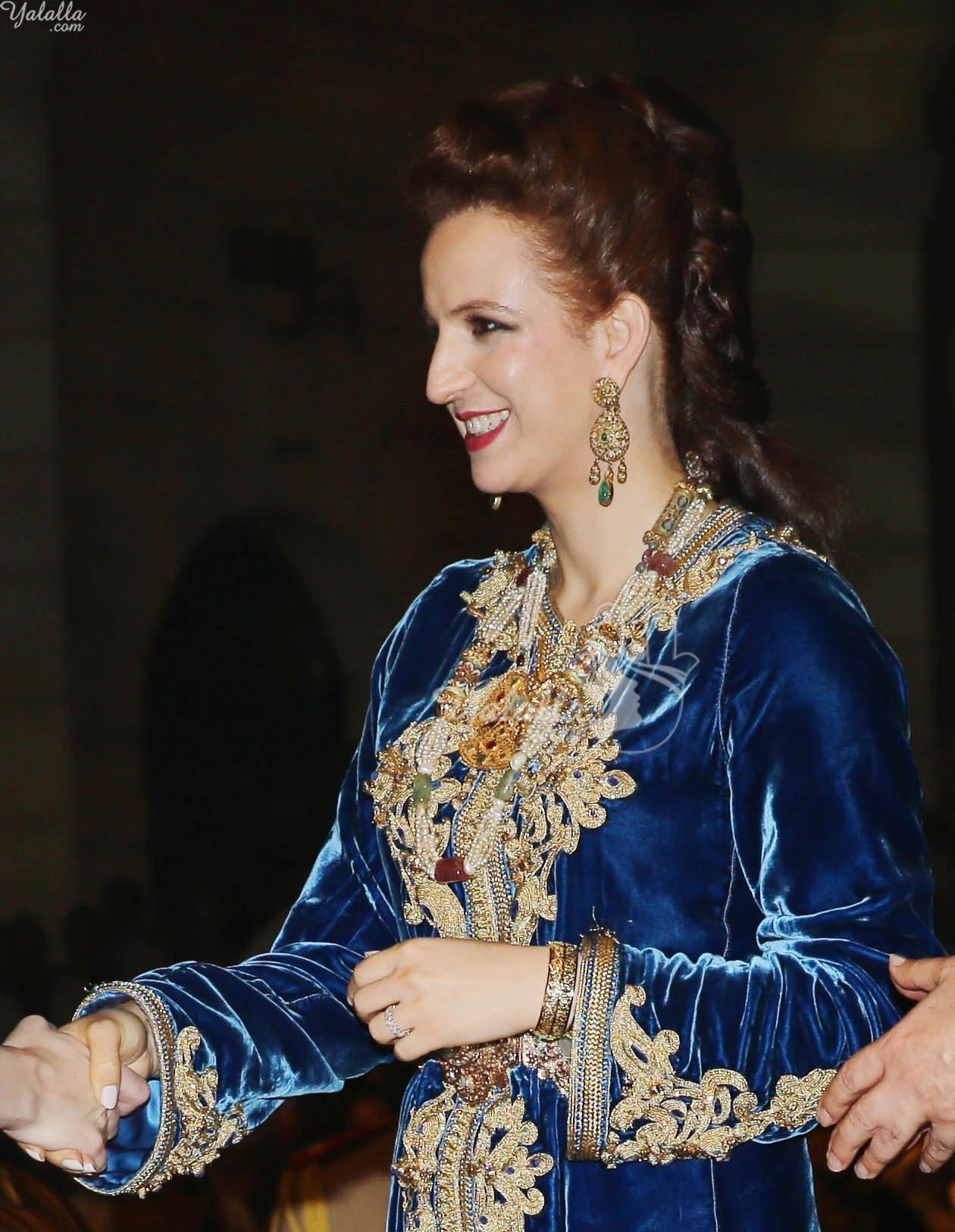 إطلالات أميرات القصر الملكي بالقفطان المغربي بالأزرق بكل درجاته