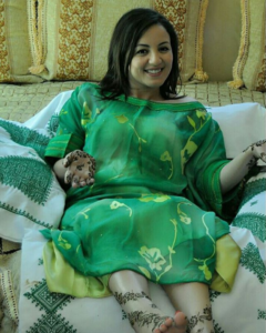سناء عكرود تشعل الانستغرام بصورتها كالعروس وهي تنقش الحناء