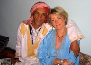 بالصور...مغربي أمازيغي يخطف قلب كاتبة بريطانية مشهورة و يقيمان عرسا على الطريقة المغربية