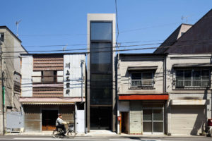 فقط في كوكب اليابان منزل بواجهة 1.8 متر فقط...شاهدوا كيف يبدو من الداخل