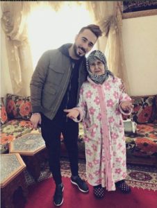 لأول مرة بدر سلطان ينشر صورة والدته من داخل منزله