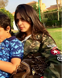 ياسمين عبد العزيز تنشر صورتها مع ابنها لأول مرة و تثير موجة من الانتقادات
