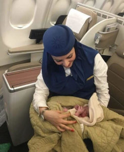 مغربية تضع مولودها على متن طائرة سعودية وتطلق عليه اسم ربان الطائرة