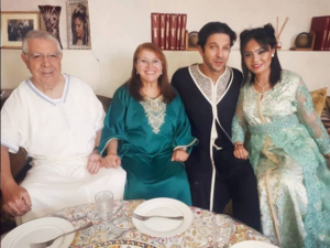 الممثل المغربي أنس الباز باطلالة تقليدية رفقة والديه و زوجته الأندونيسية بمناسبة عيد الفطر